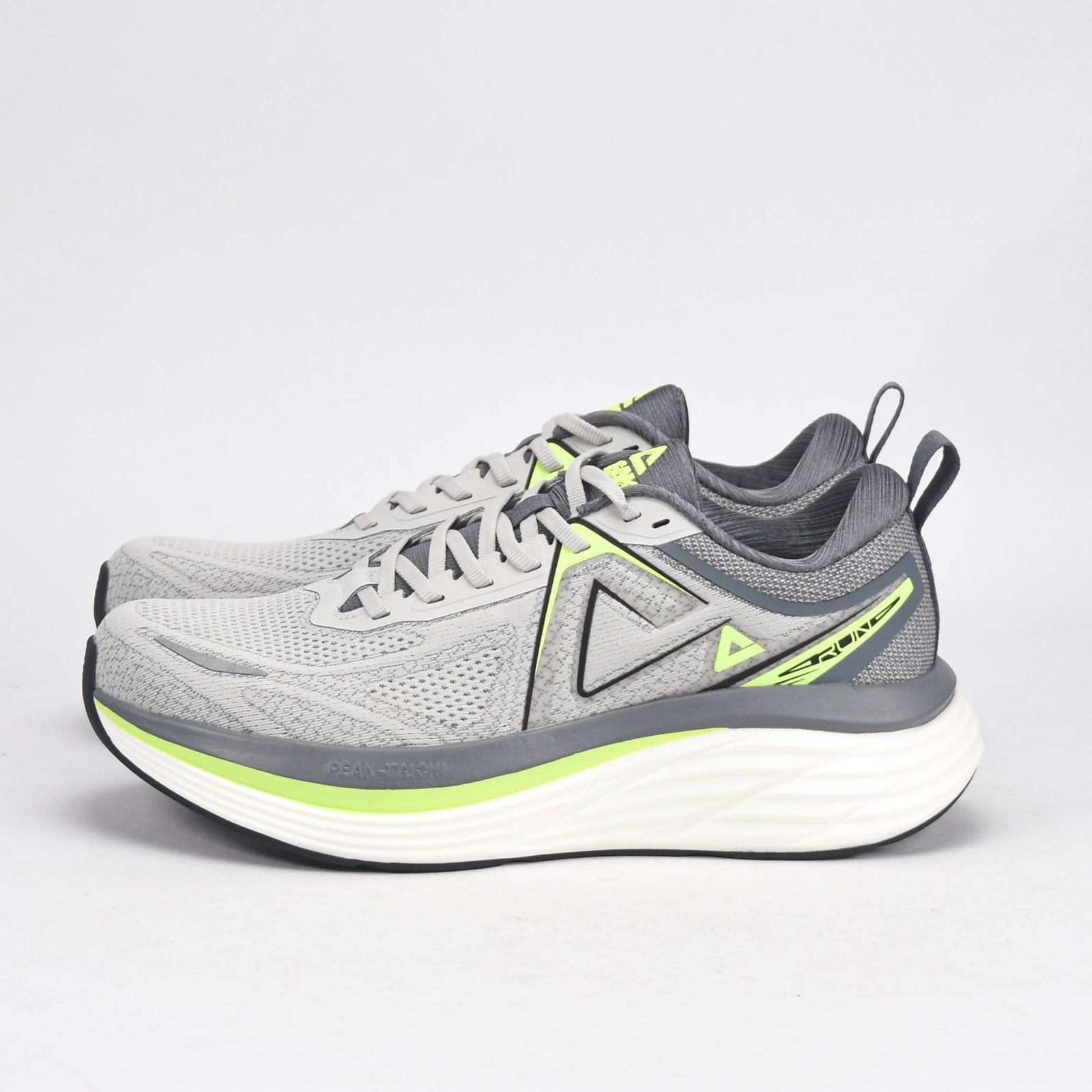 Baskets PEAK Running Gris & Blanc – Chaussures Sport Homme en Algérie Baskets PEAK Running Gris & Blanc – Chaussures Sport Homme en Algérie