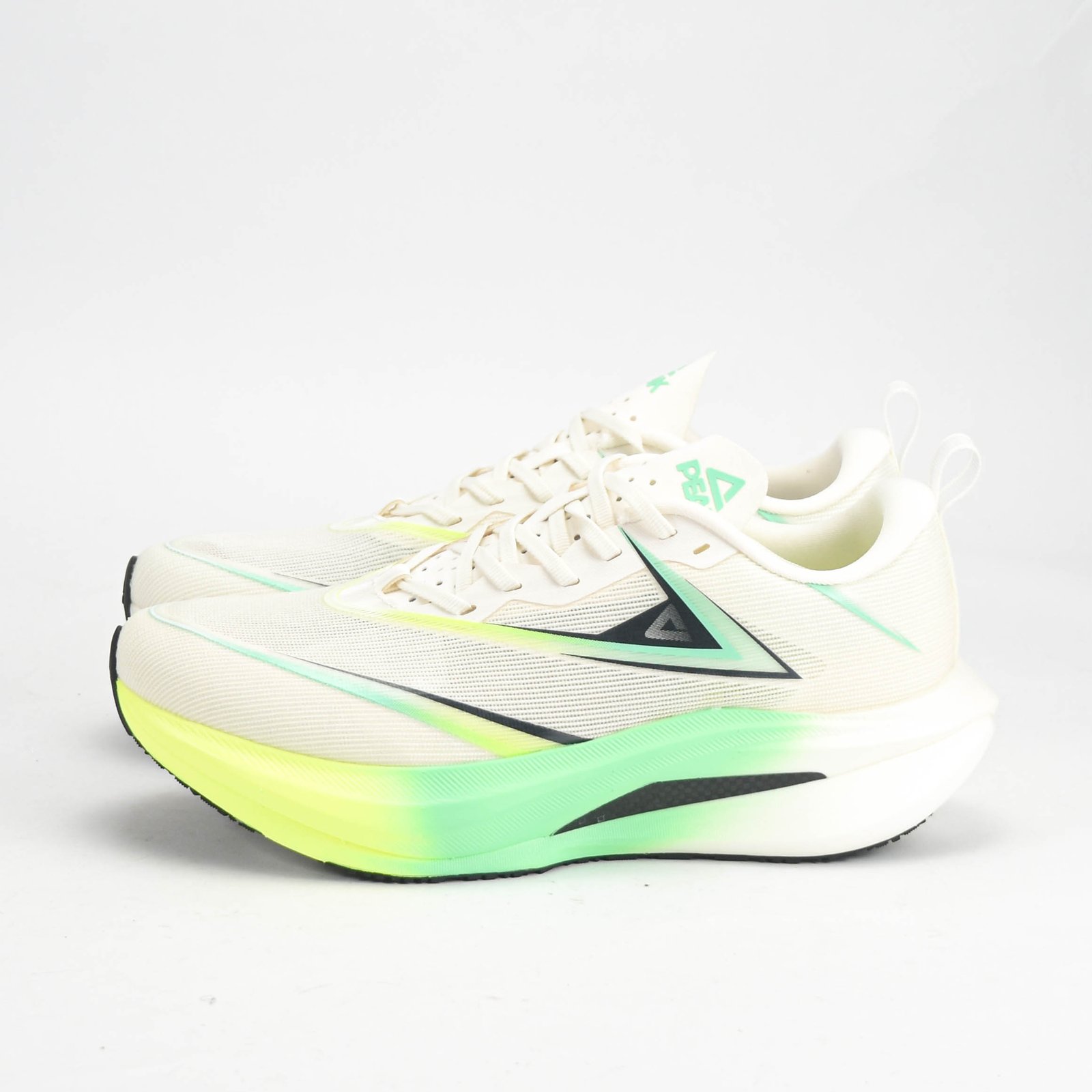 Baskets PEAK Running Blanc & Orange – Chaussures Sport Homme en Algérie Baskets PEAK Running Blanc & Orange – Chaussures Sport Homme en Algérie