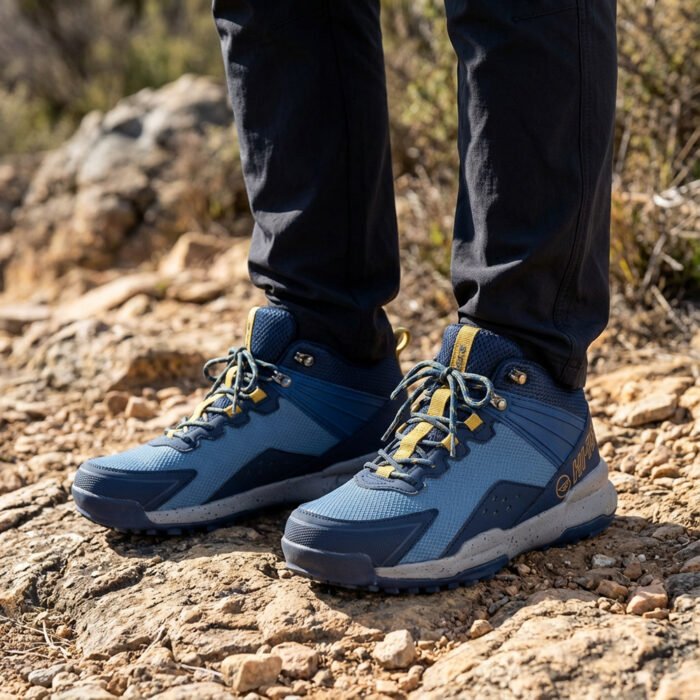 Affrontez l’hiver avec style et confort grâce aux HI-TEC Glacier Mid, des chaussures montantes robustes, idéales pour la ville et l’outdoor.
